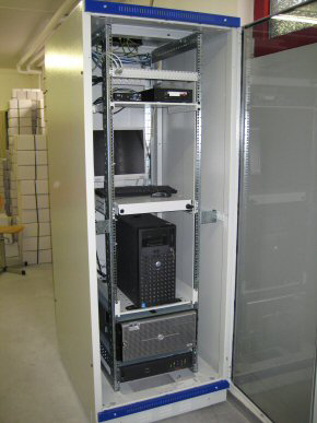 Serverschrank mit Patchpanel Serverschrank mit Patchpanel